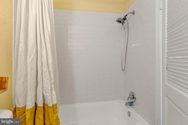 Building Photo - 711 S 5th St