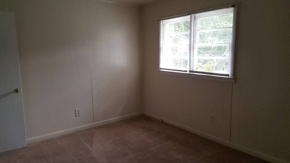 Building Photo - 627 Longview St