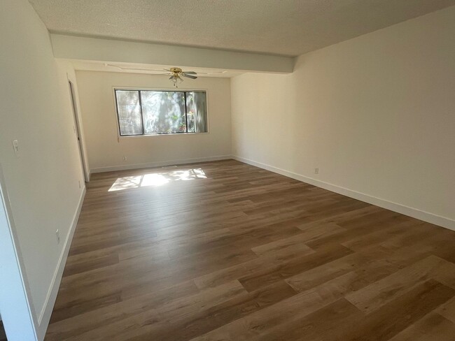 Building Photo - 5 bedroom Pet Friendly remodeled home in P...