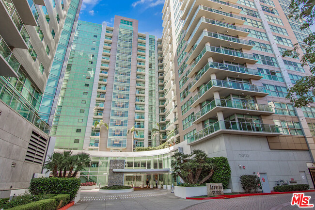 Building Photo - 13700 Marina Pointe Dr