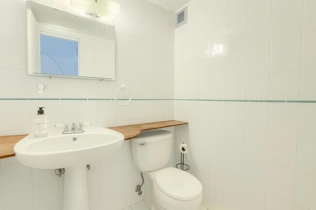 Building Photo - 16909 N Bay Rd