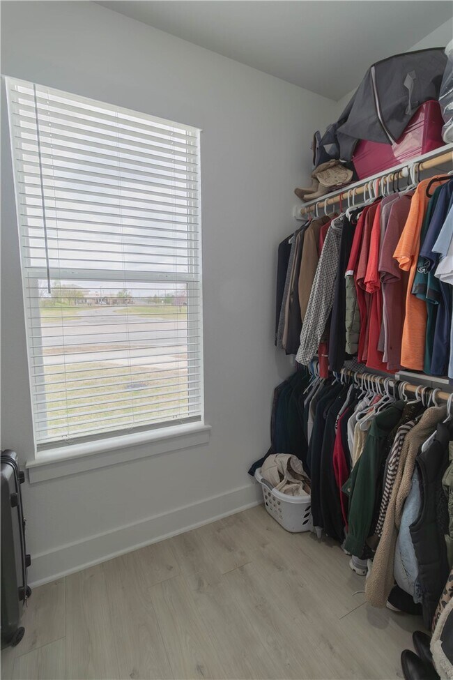 Building Photo - 112 S Broyles Ave