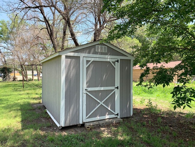 Building Photo - Cozy 2 bedroom home