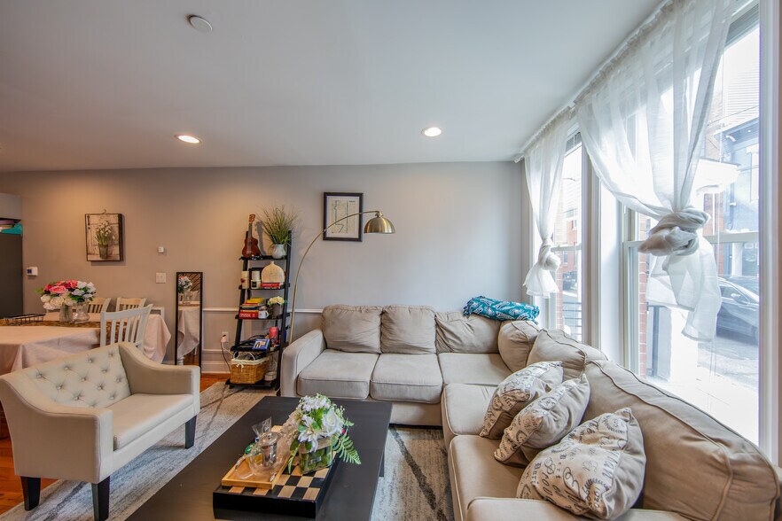 Living room - 2137 Sears St