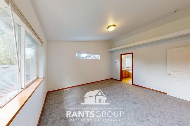 Building Photo - Spacious Pet-Free 4+ Bedroom Home in Lacey!