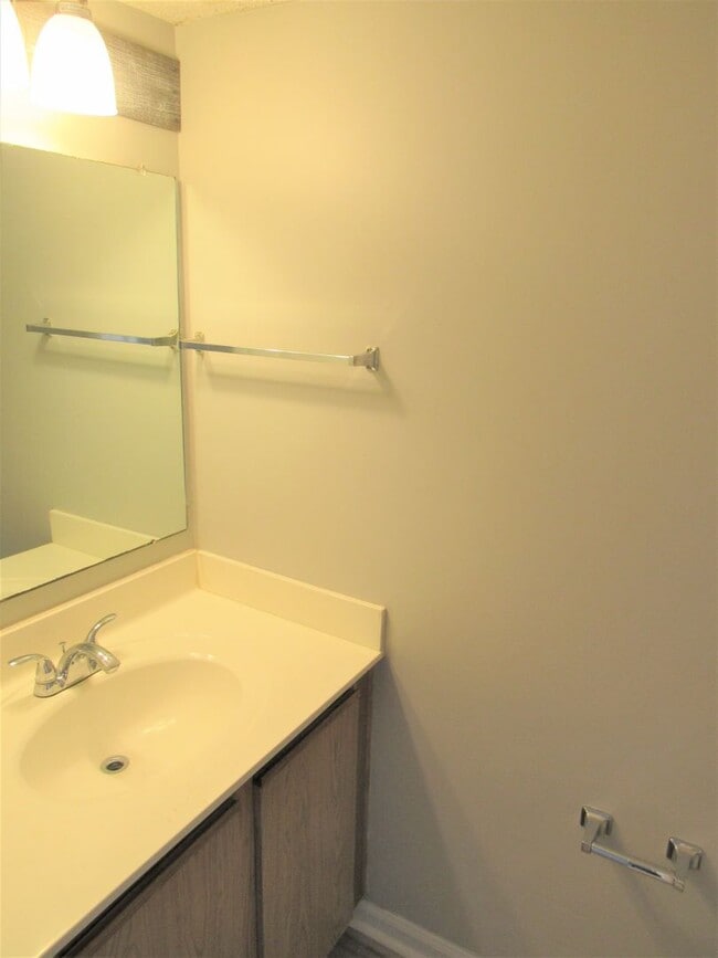 Building Photo - 2 Br 3 BA Townhouse Hunters Creek