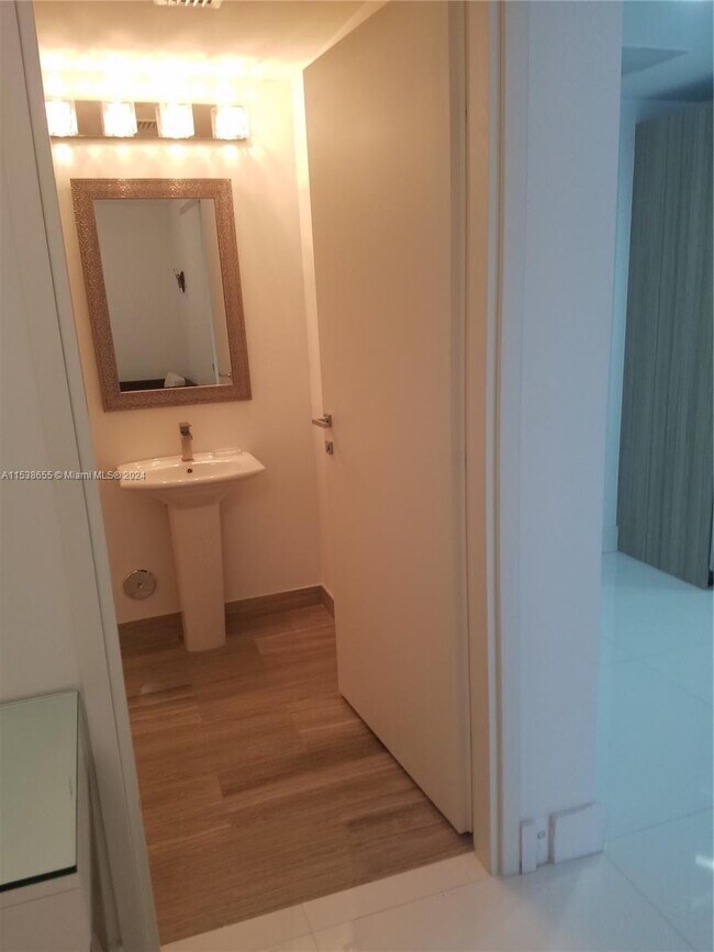 Building Photo - 1300 Brickell Bay Dr