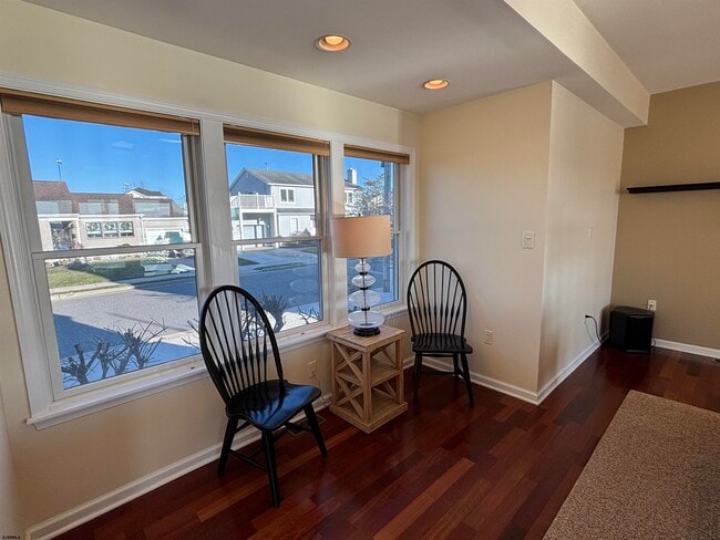 Building Photo - 802 N Harvard Ave