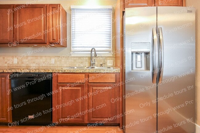 Building Photo - 520 6th St