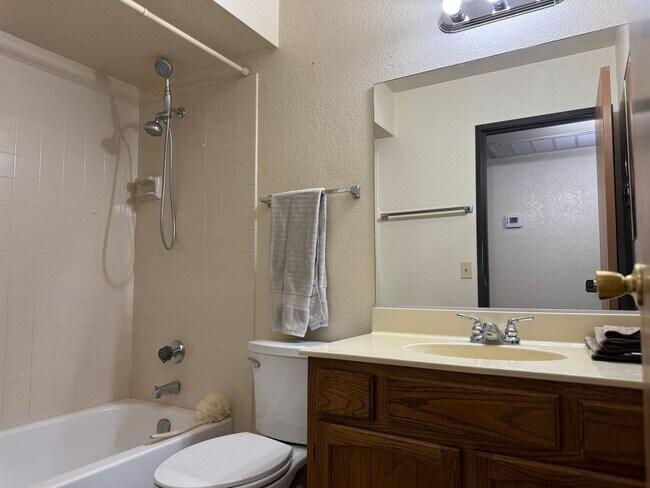 Building Photo - 2BR 2 BA Furnished  Condo across from Colorado Rivergated entry