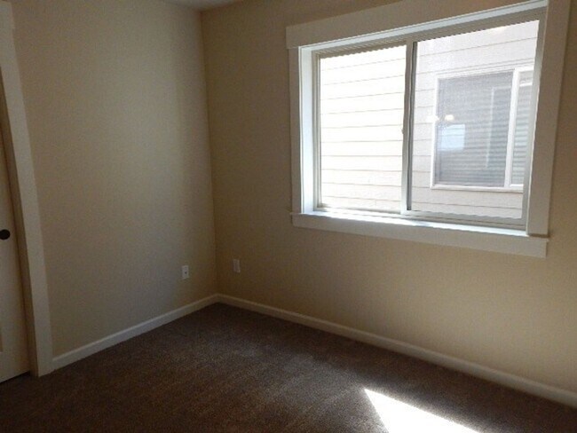 Building Photo - 5 Bedroom Beaverton Home!!!