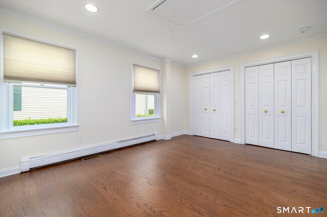 Building Photo - 18 Elm Tree Pl
