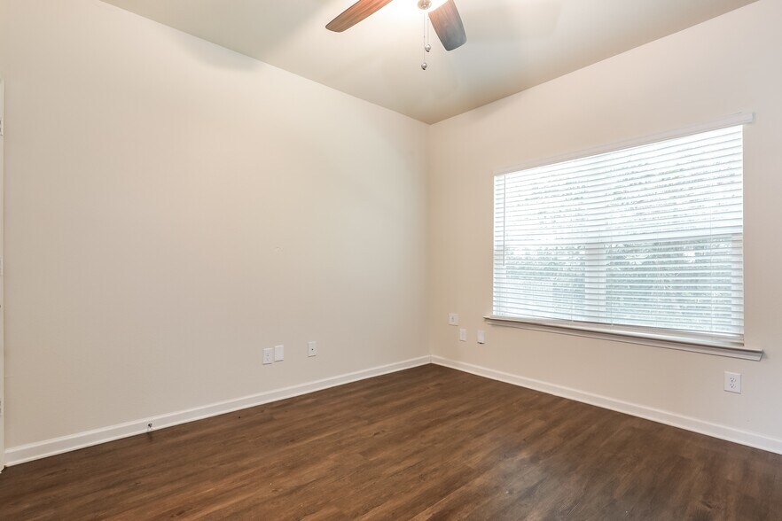 Building Photo - 201 Highwood Ln