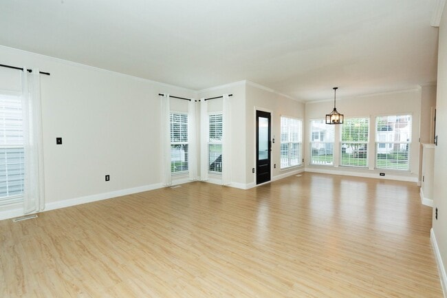 Building Photo - 4 bed, 2.5 bath Single Family Home in Char...