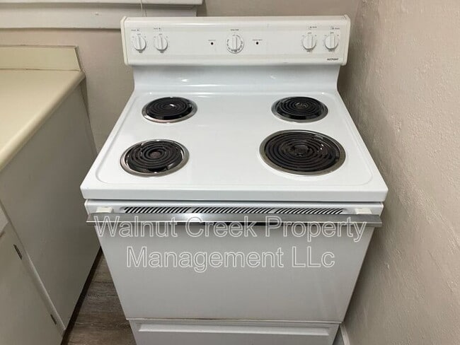 Building Photo - 6968 Lake Ave