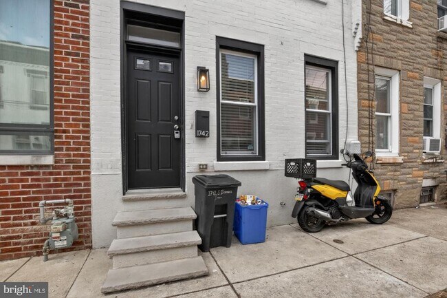 Building Photo - 1742 Dorrance St