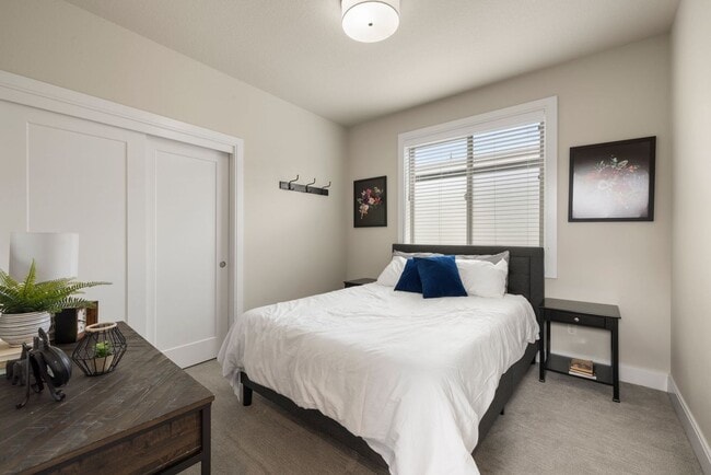 Building Photo - Upscale Three Bedroom