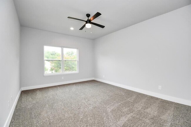Building Photo - 3814 Lakewood Dr