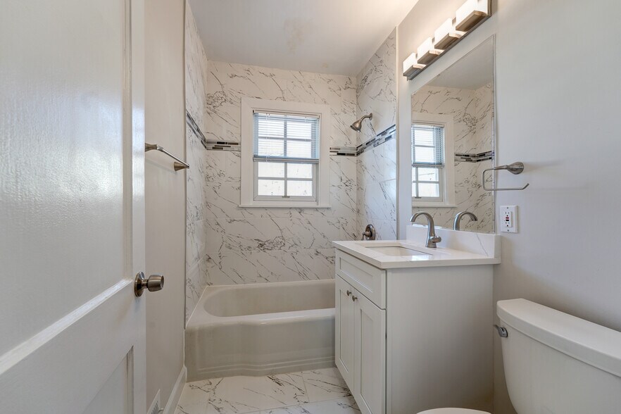 Main level full bathroom has tub&shower&gorgeous tile! - 4607 N Carlin Springs Rd