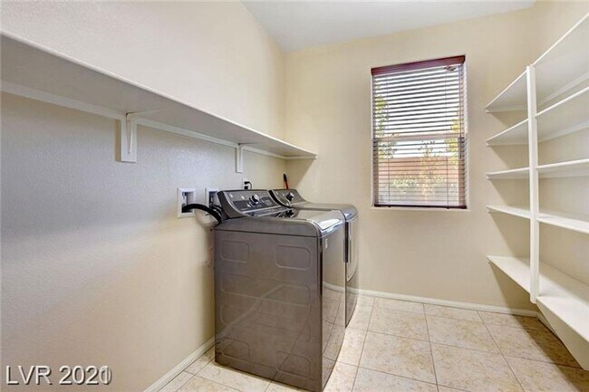 Building Photo - Gated community - 4 bedrooms - 3 baths