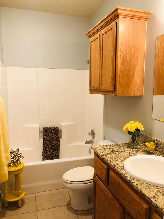 Building Photo - 3 bedroom, 2 bath with 2 car garage duplex...