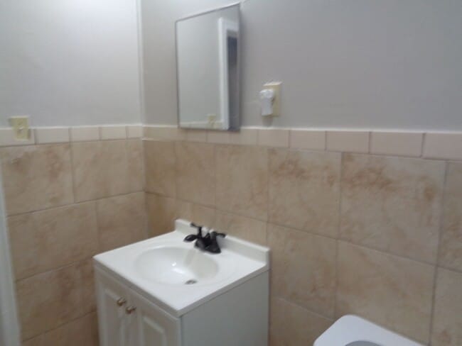 Building Photo - 2 Bdroom 1 Bath Home