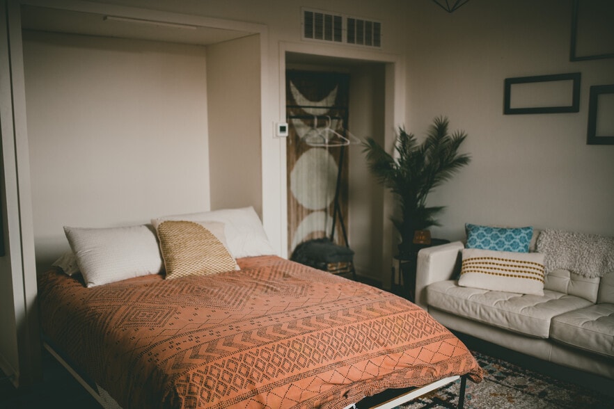 Building Photo - 100 State St N