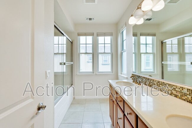 Building Photo - 291 Geary Way