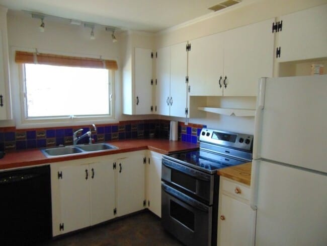 Building Photo - 123 Sombrio Dr