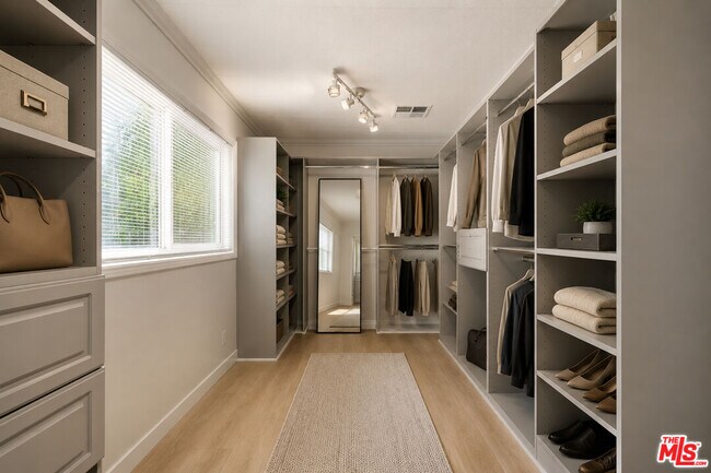 Building Photo - 6033 Fallbrook Ave