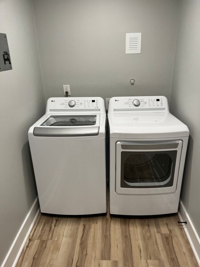 Building Photo - 4Bed/3Bath Renovated Student friendly housing