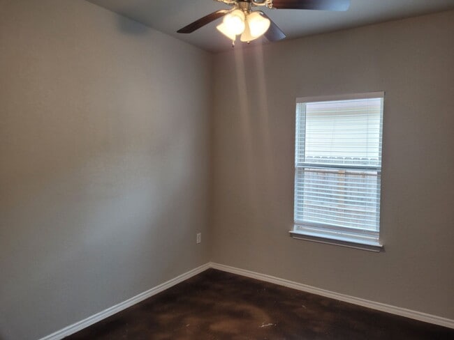 Building Photo - Luxury 3/2Duplex in Seguin, TX