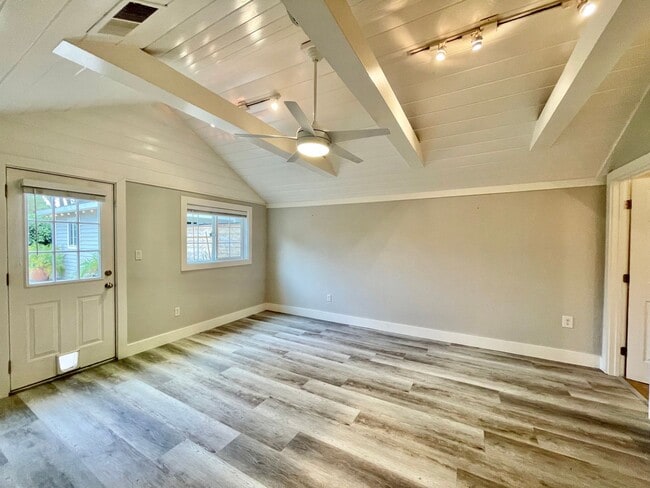 Building Photo - Charming 3 Bedroom 2 Bath Home in Old Town...