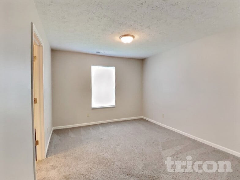 Building Photo - 1806 12 Oaks Dr