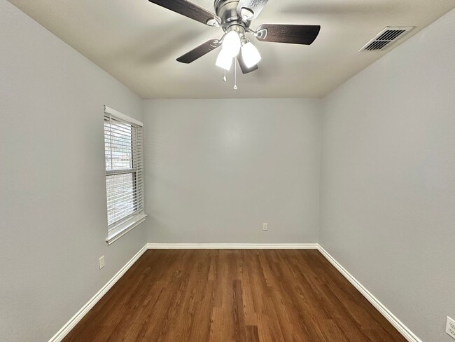 Building Photo - 3 Bedroom 2 Bath Duplex at Mansion Creek in Tyler! 1/2 off first full months rent