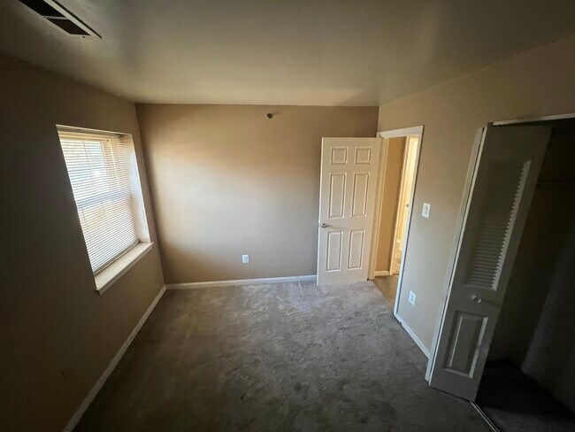 Building Photo - 2 Banyan Wood Ct