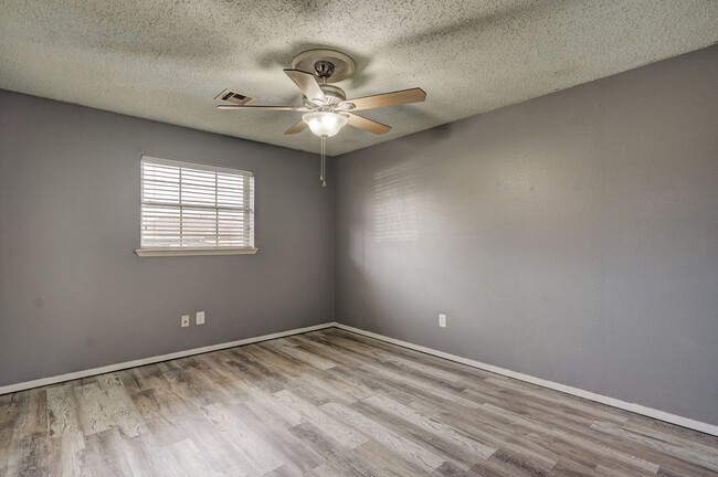 Building Photo - 3 bed, 1.5 bath Home in Yukon, OK
