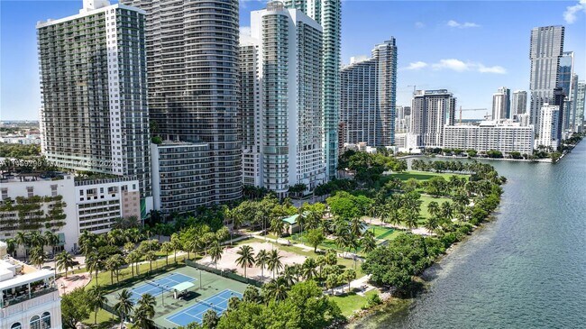 Building Photo - 1800 N Bayshore Dr