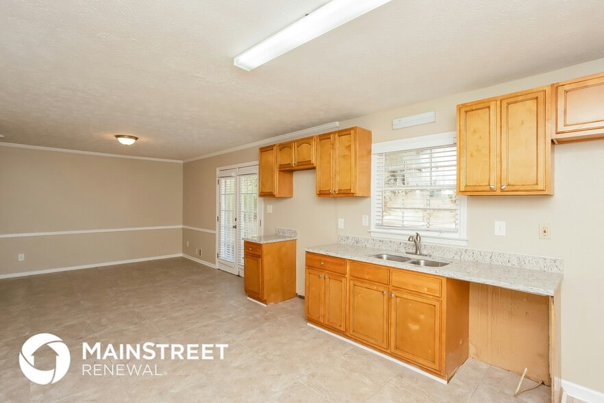 Building Photo - 2165 Knighton Dr