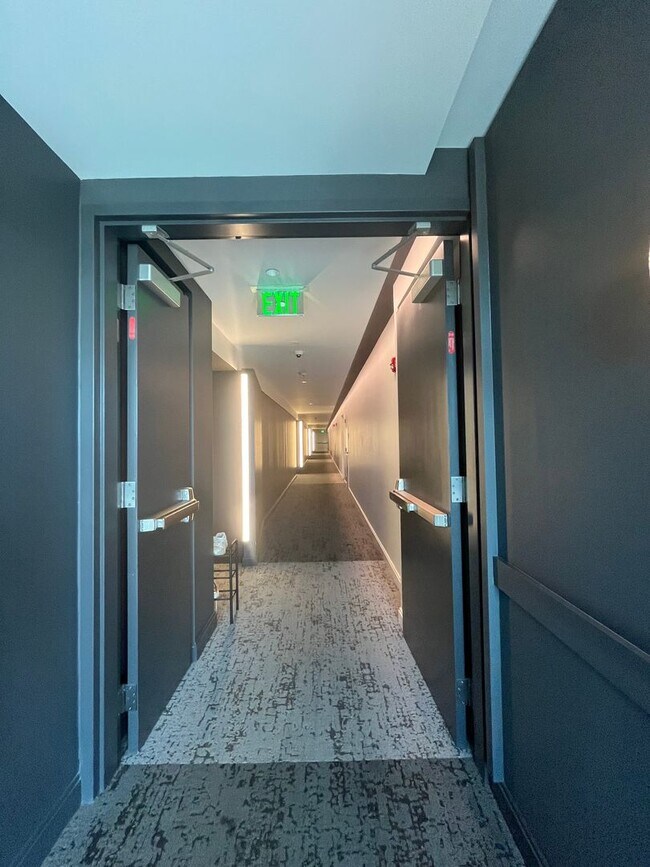 Building Photo - 2 Bed 2 Bath - July Move-In