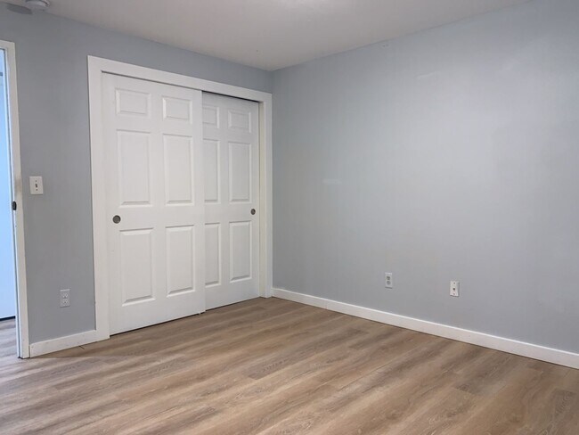 Building Photo - Spacious 3 Bed 2.5 bath Kent Split-Level home