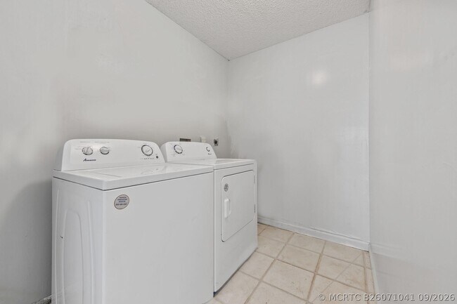 Building Photo - 476 NW 38th Terrace