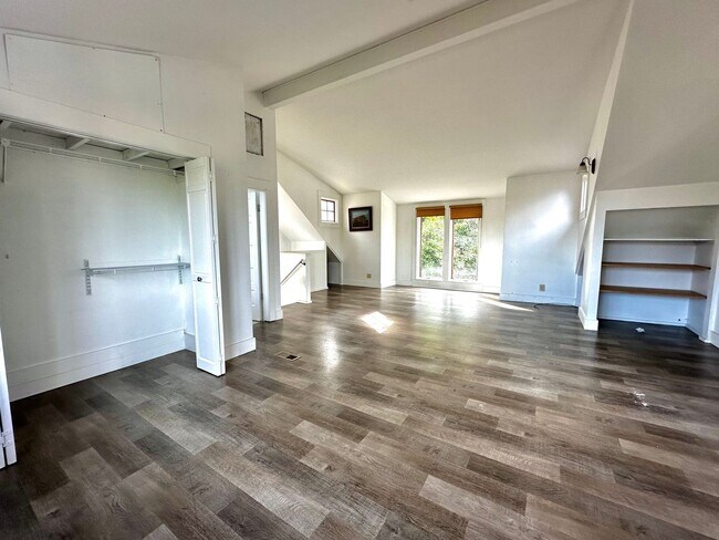 Building Photo - Spacious 1-Bedroom Home with Expansive Living Space