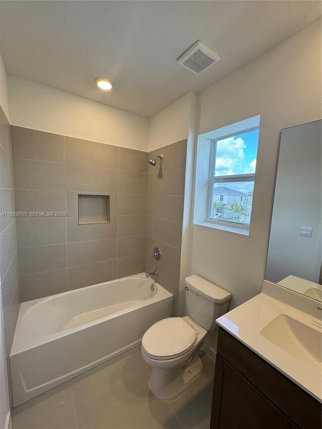 Building Photo - 196 NE 13th Ave