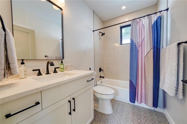 Building Photo - 825 Barnett St NE