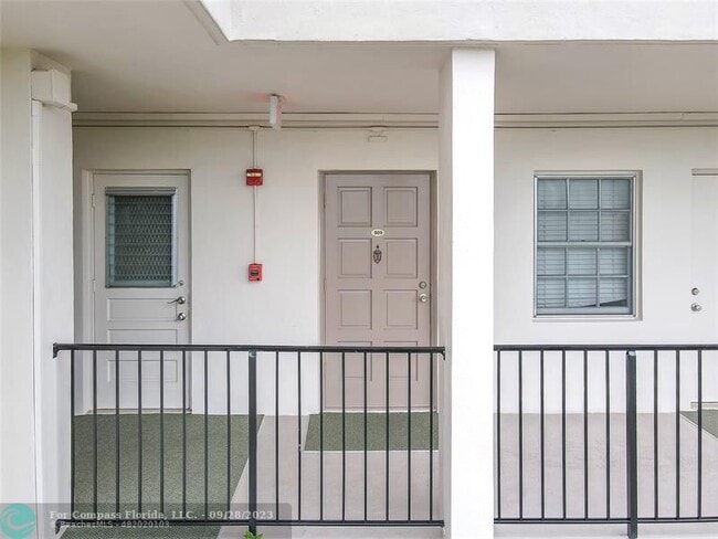Building Photo - 3150 N Palm Aire Dr