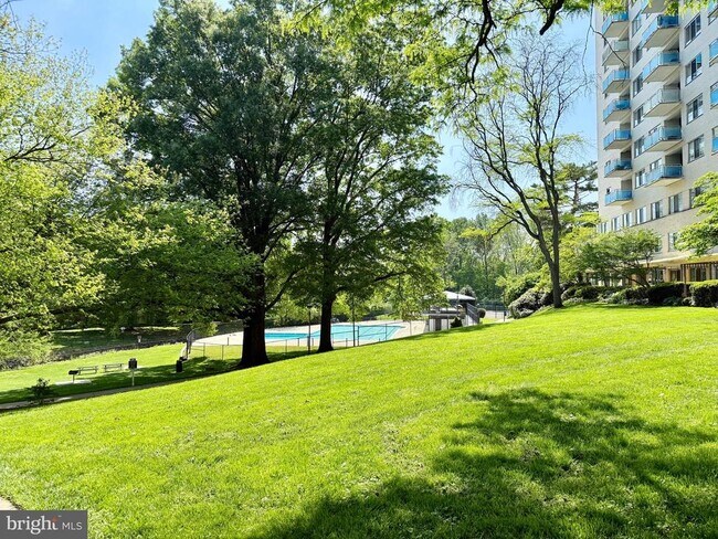 Building Photo - 10201 Grosvenor Pl