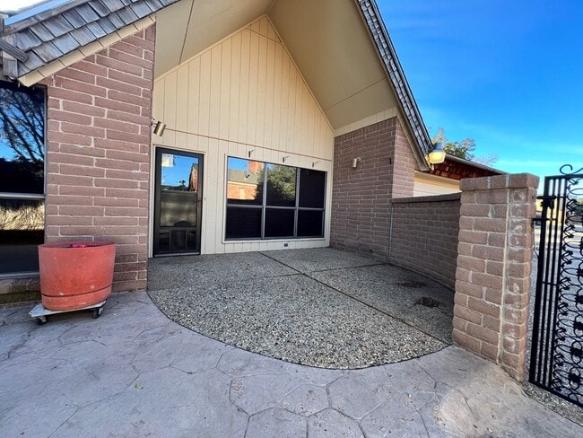 Building Photo - 10 Arroyo-Santiago