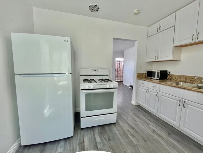 Building Photo - Small