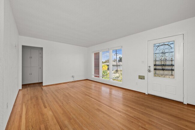 Building Photo - 6467 Cleo St
